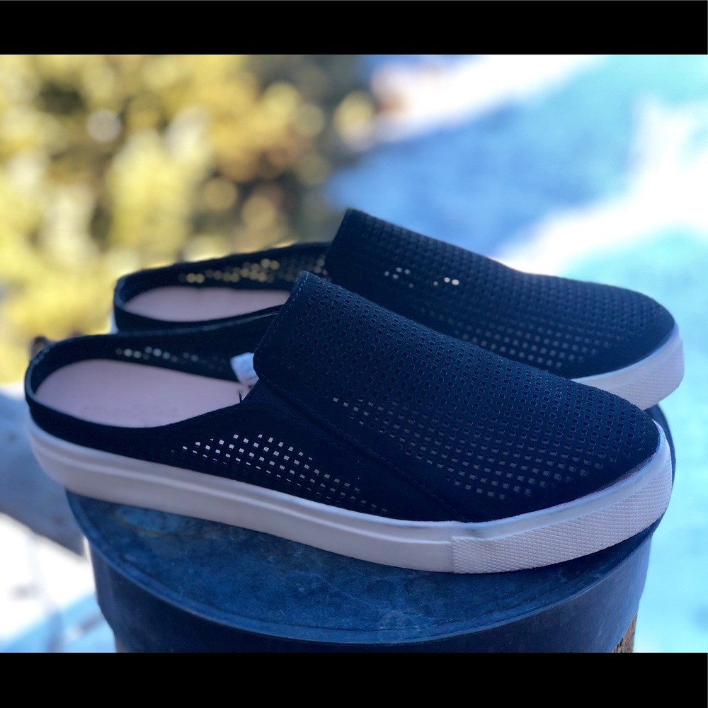 Universal Thread black loafers